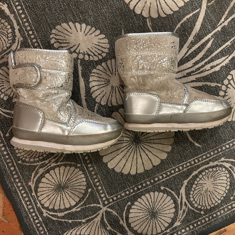 EUC Rubber Duck Crackled Metallic Silver Snow Jogger Boots